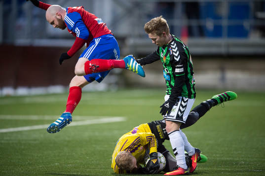 Gais Andreas Peterson och Tvååkers målvakt Johan Ekelundh