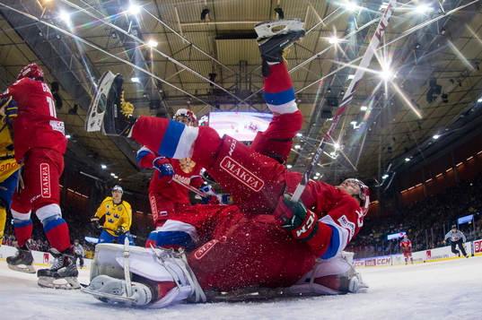 Sveriges Joel Lundqvist tacklar Rysslands Albert Yarullin