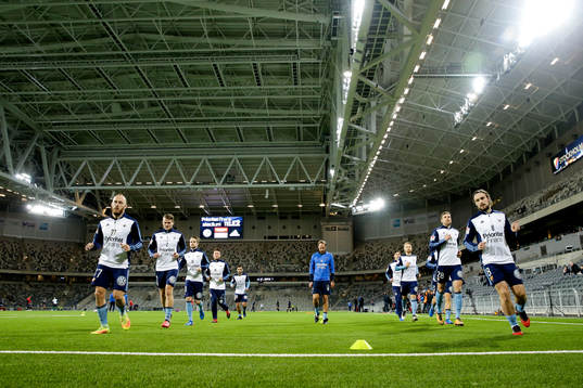 Djurgårdens Magnus Eriksson och Kevin Walker  värmer upp