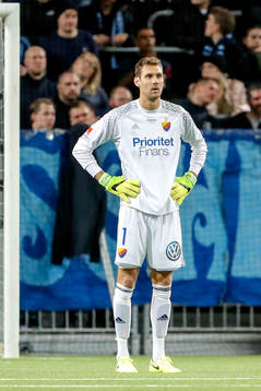 Djurgårdens målvakt Andreas Isaksson deppar