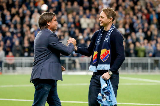 Djurgårdens sportchef Bo Andersson ger tröjan till Kim