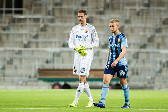 Djurgårdens målvakt Andreas Isaksson och Alexander Michel