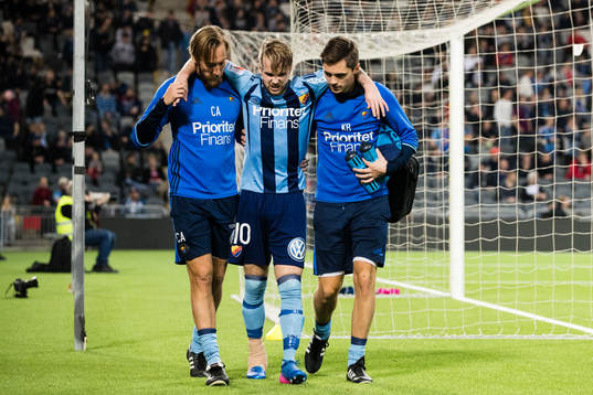 Djurgårdens Daniel Berntsen kliver av skadad