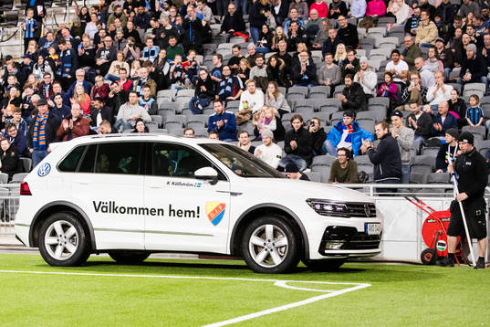 Djurgårdens Kim Källström lämnar i en bil