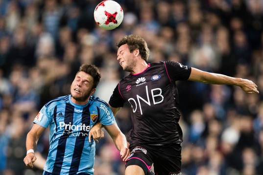 Djurgårdens Kerim Mrabti i en nickduell med Vålerengens