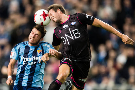 Djurgårdens Kerim Mrabti i en nickduell med Vålerengens