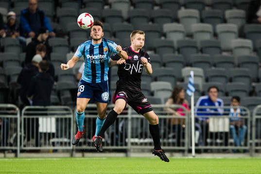 Djurgårdens Kerim Mrabti i en nickduell med Vålerengens