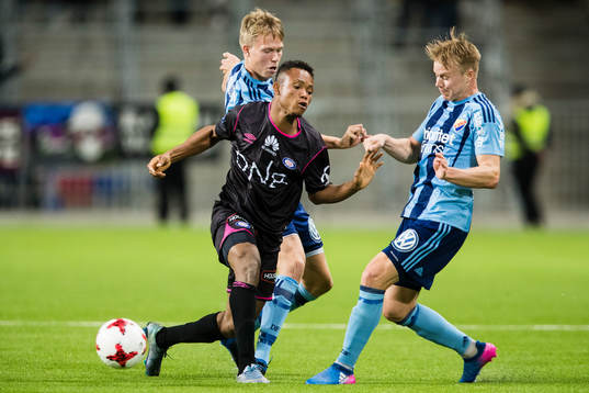 Vålerengens Chidera Ejike i kamp om bollen med