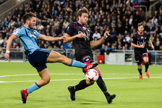 Djurgårdens Kerim Mrabti med ett skott som täcks av