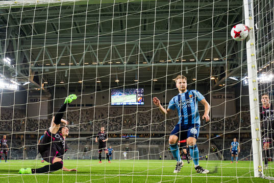 Vålerengens Markus Nakkim rensar undan bollen mot