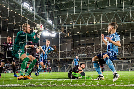 Vålerengens målvakt Marcus Sandberg tar hand om bollen