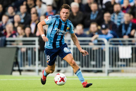 Djurgårdens Kerim Mrabti med bollen nunder