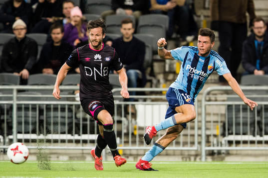 Vålerengens Robert Lundström och Djurgårdens Kerim Mrabti