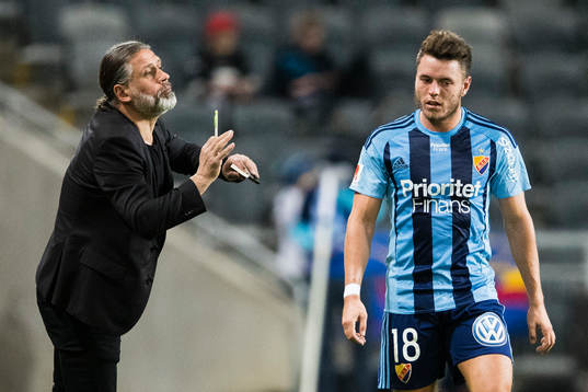 Djurgårdens tränare Özcan Melkemichel talar till