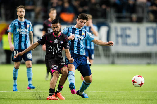 Vålerengens Ghayas Zahid i kamp om bollen med Djurgårdens