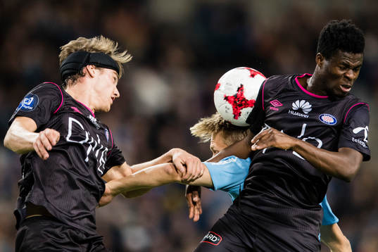Vålerengens Markus Nakkim och Ernest Agyiri i en nickduell