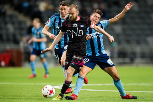 Vålerengens Christian Grindheim jagas av Djurgårdens