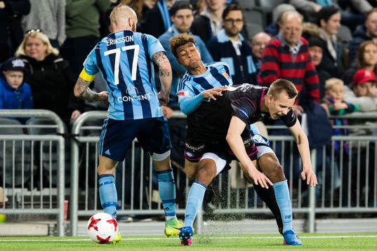 Djurgårdens Magnus Eriksson och Joseph Ceesay i kamp om