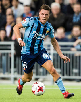 Djurgårdens Kerim Mrabti med bollen nunder