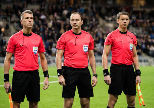 Linjedomare Mathias Klasenius, domare Jonas Eriksson och