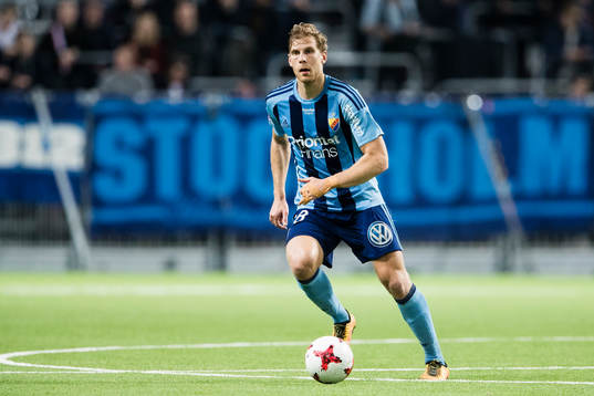 Djurgårdens Niklas Gunnarsson med bollen