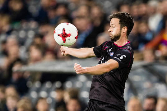 Vålerengens Robert Lundström tar ner bollen