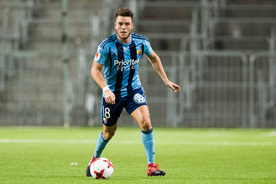 Djurgårdens Kerim Mrabti med bollen