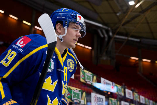 Sveriges Patrik Zackrisson på väg ut för att värman