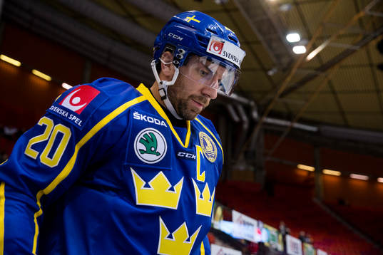 Sveriges Joel Lundqvist på väg ut för att värma innan