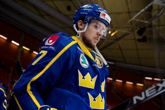 Sveriges Henrik Tömmernes på väg ut för att värma