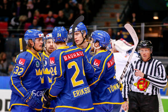 Sveriges Johan Ryno jublar med lagkamrater