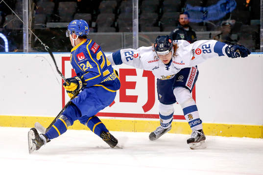 Finlands Roope Hintz drar omkull Sveriges Joel Eriksson Ek