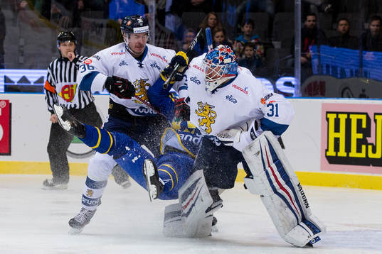 Finlands Joonas Järvinen och målvakt Mikko Koskinen