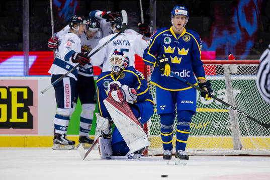 Sveriges målvakt Viktor Fasth och Philip Holm deppar