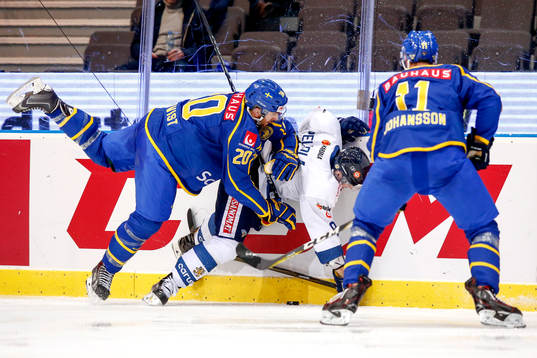 Sveriges Joel Lundqvist tacklar Finlands Jukka Peltola