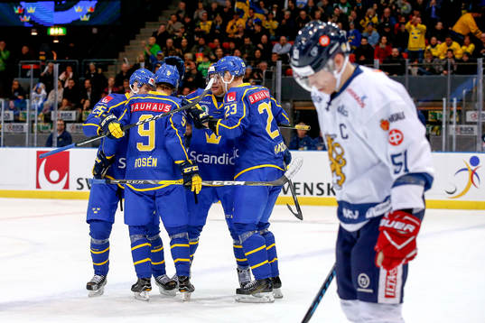 Sveriges Philip Holm jublar med lagkamrater