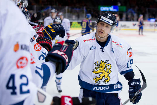 Finlands Veli-Matti Savinainen jublar