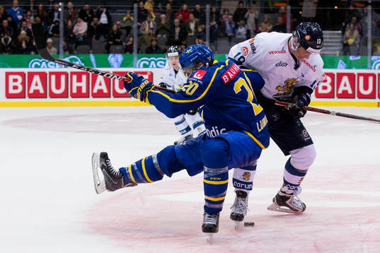 Sveriges Joel Lundqvist faller
