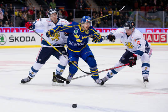 Sveriges Alexander Bergström mellan Finlands Kristian
