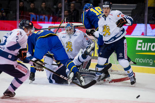 Finlands målvakt Mikko Koskinen stöter bort pucken med