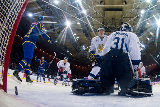 Sveriges Joel Eriksson Ek jublar mot Johan Ryno