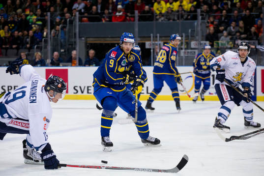 Sveriges Calle Rosén slår en passning som Finlands