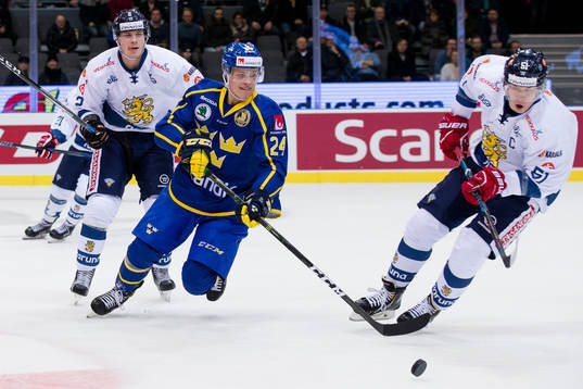 Sveriges Joel Eriksson Ek mot Finlands Tomi Sallinen