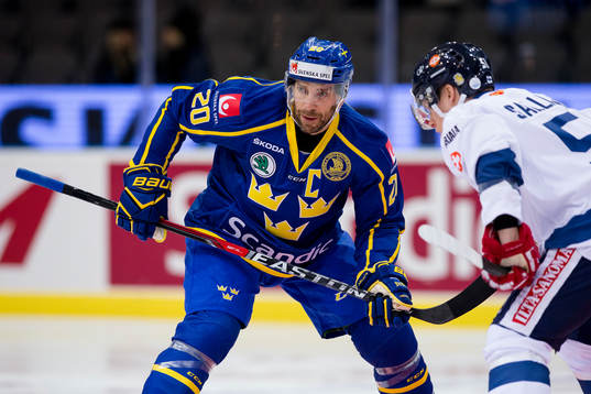 Sveriges Joel Lundqvist tekar mot Finlands Tomi Sallinen