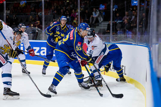 Sveriges Andreas Thuresson i kamp om pucken i sarghörnet