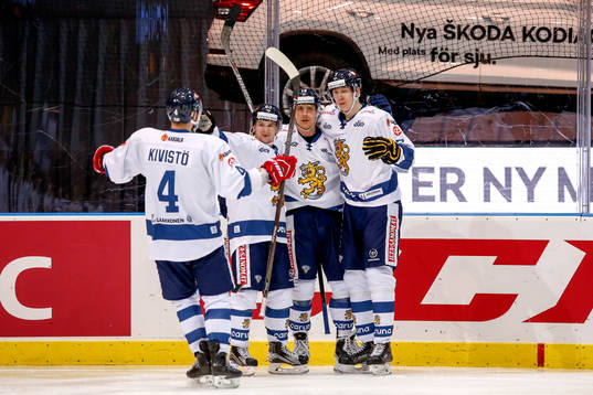Finlands Veli-Matti Savinainen jublar med lagkamrater
