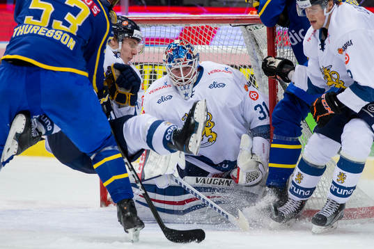 Finlands målvakt Mikko Koskinen stöter bort pucken med
