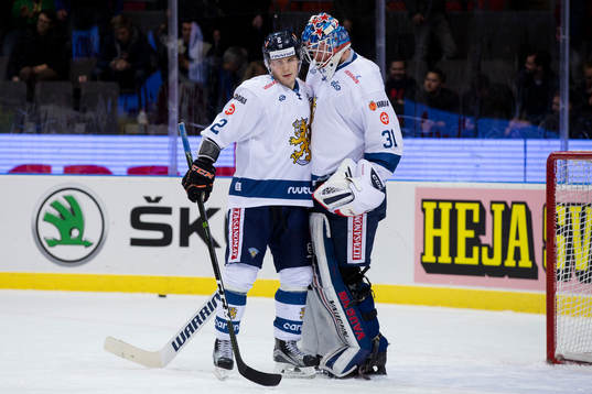 Finlands Mikko Lehtonen och målvakt Mikko Koskinen jublar
