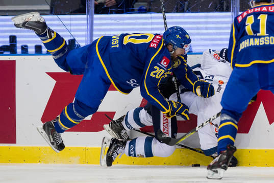 Sveriges Joel Lundqvist tacklar Finlands Jukka Peltola