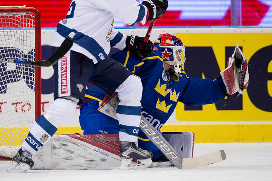 Sveriges målvakt Viktor Fasth tar ett skott med plocken